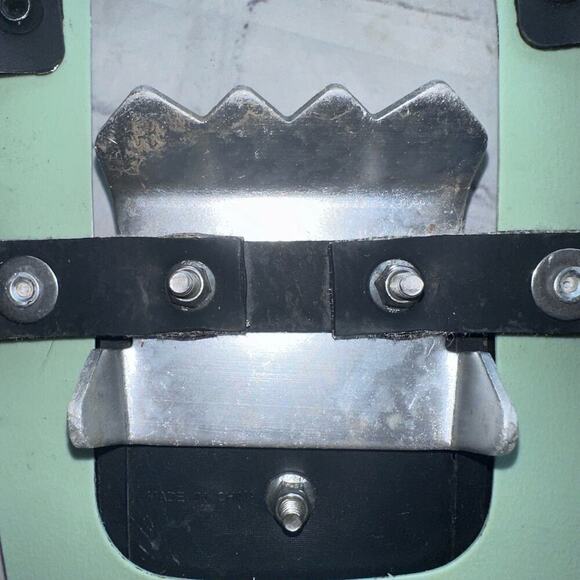 EUC Yukon Charlie’s Youth 7 x 16 Green Camo Aluminum SnowShoes - Picture 7 of 12